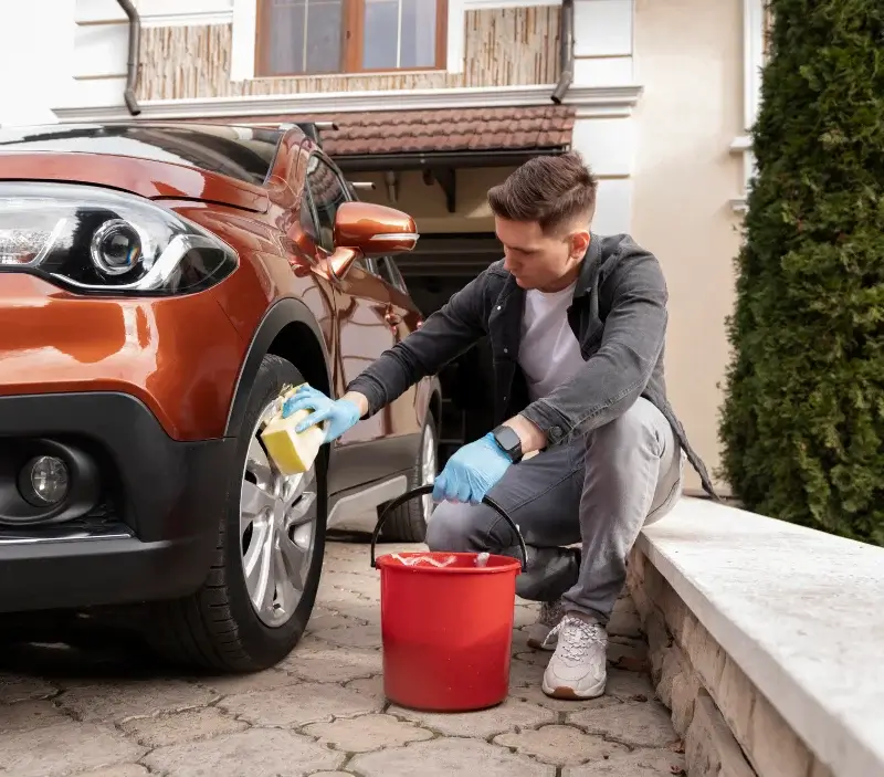 Lavage auto à domicile La Ferté Macé : professionnel intervenant sur un véhicule